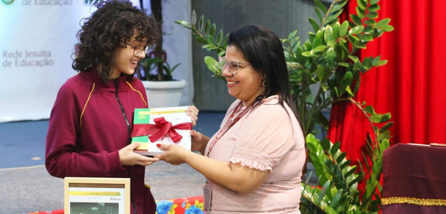Alunos do Colégio Diocesano participam de lançamento do Concurso de Redação e Arte da RJE