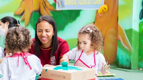 No Colégio Diocesano, o brincar na educação infantil é essencial, com foco na exploração, experimentação e interação lúdica. Atividades lúdicas permitem que as crianças explorem o mundo ao seu redor, experimentem novas ideias e interajam de forma significativa com seus pares. Através do brincar, elas desenvolvem habilidades sociais, emocionais e cognitivas, além de aprimorar a coordenação motora.  