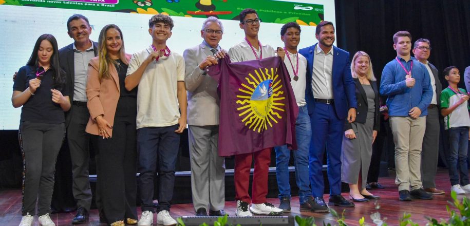 Estudantes do Diocesano recebem premiações da OBMEP durante cerimônia na UFPI