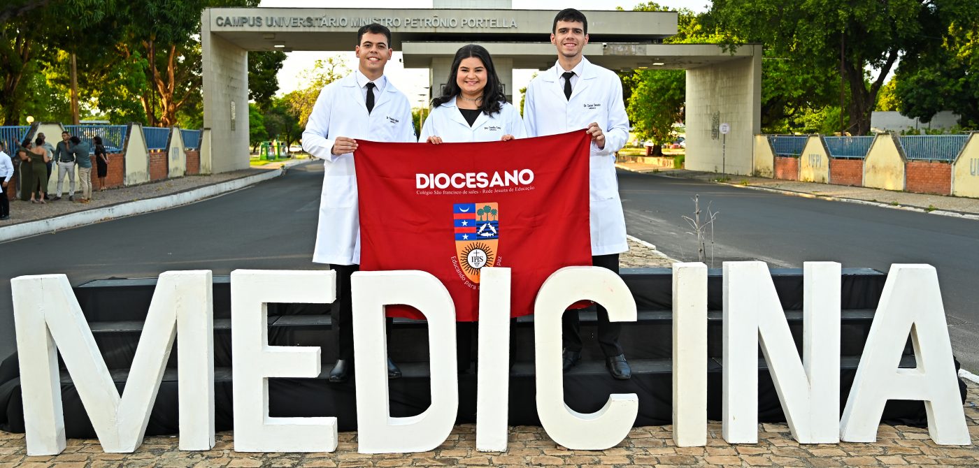 Três histórias, um propósito: egressos do Diocesano celebram formatura em Medicina na UFPI