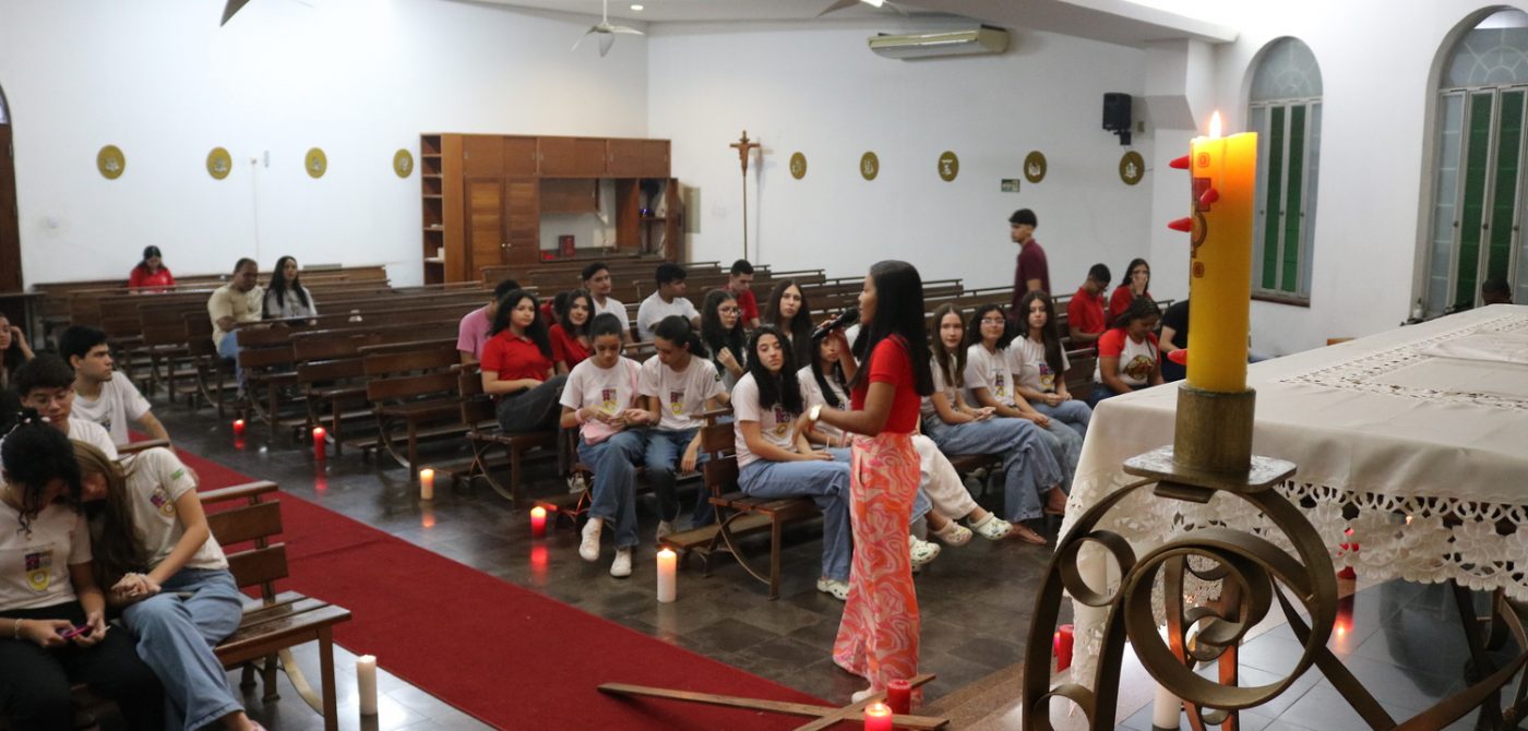 Estudantes do Colégio Diocesano vivenciam Vigília de Pentecostes em preparação para a Crisma