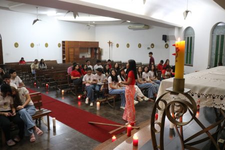 Estudantes do Colégio Diocesano vivenciam Vigília de Pentecostes em preparação para a Crisma
