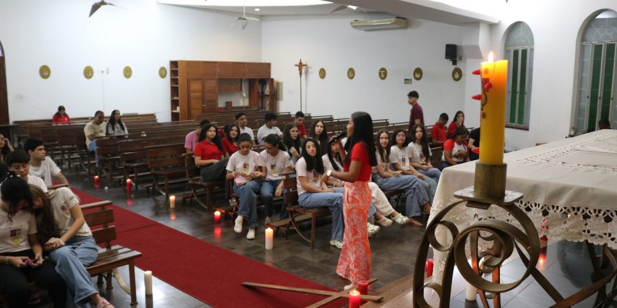 Estudantes do Colégio Diocesano vivenciam Vigília de Pentecostes em preparação para a Crisma