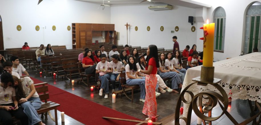 Estudantes do Colégio Diocesano vivenciam Vigília de Pentecostes em preparação para a Crisma