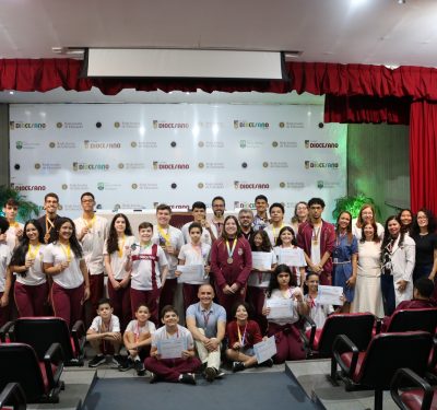 Colégio Diocesano homenageia estudantes premiados em olimpíadas do conhecimento de 2025