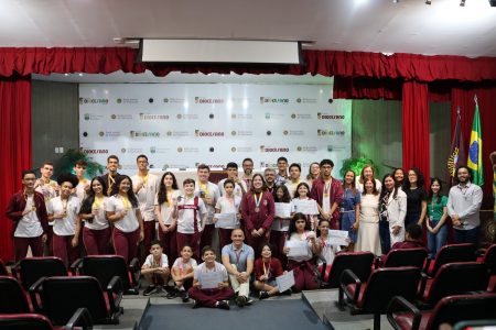 Colégio Diocesano homenageia estudantes premiados em olimpíadas do conhecimento de 2025