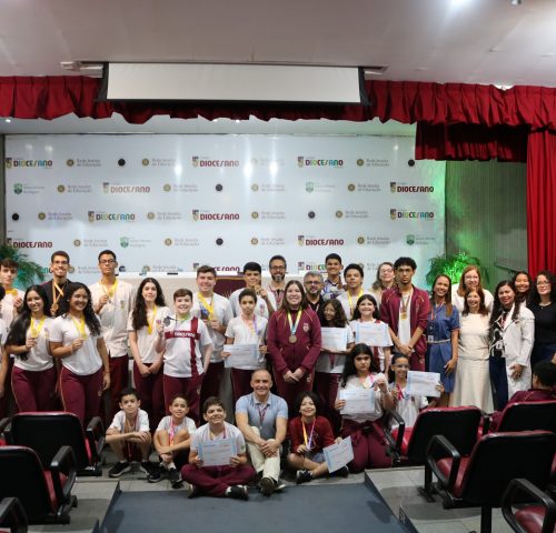 Colégio Diocesano homenageia estudantes premiados em olimpíadas do conhecimento de 2025