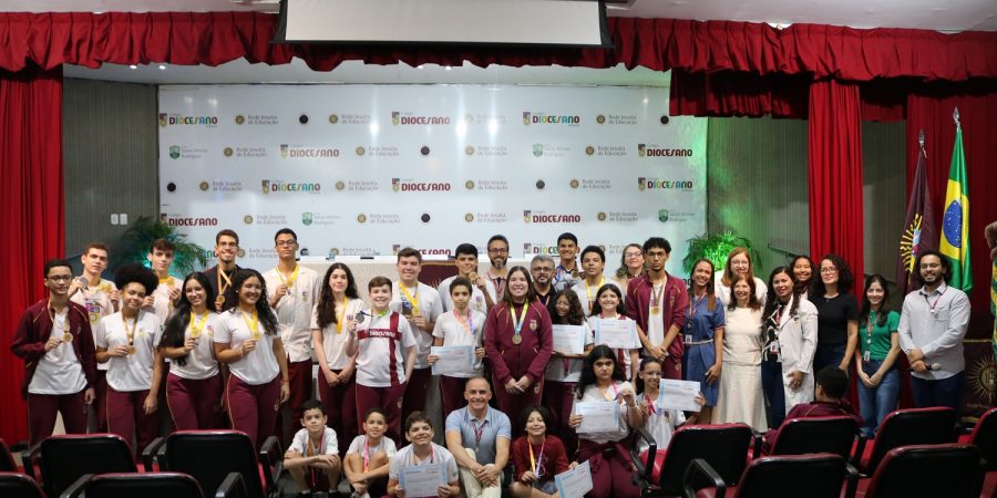 Colégio Diocesano homenageia estudantes premiados em olimpíadas do conhecimento de 2025