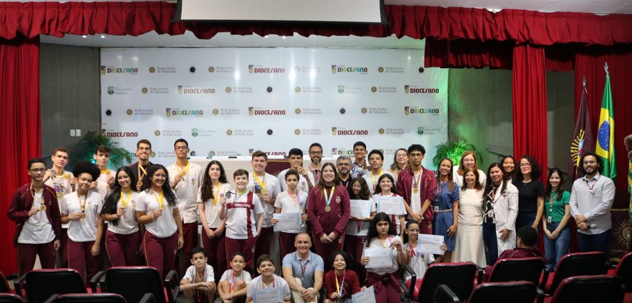Colégio Diocesano homenageia estudantes premiados em olimpíadas do conhecimento de 2025