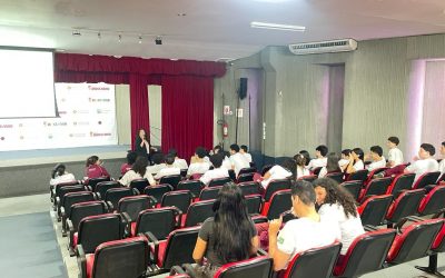 Professora da UFPI ministra palestra sobre testes de medicamentos e cosméticos em animais para estudantes do Colégio Diocesano
