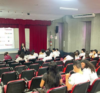 Professora da UFPI ministra palestra sobre testes de medicamentos e cosméticos em animais para estudantes do Colégio Diocesano