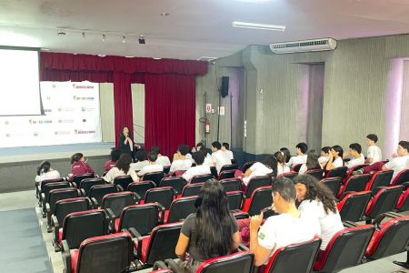 Professora da UFPI ministra palestra sobre testes de medicamentos e cosméticos em animais para estudantes do Colégio Diocesano