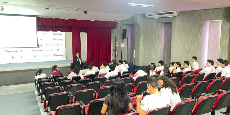 Professora da UFPI ministra palestra sobre testes de medicamentos e cosméticos em animais para estudantes do Colégio Diocesano