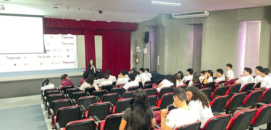 Professora da UFPI ministra palestra sobre testes de medicamentos e cosméticos em animais para estudantes do Colégio Diocesano