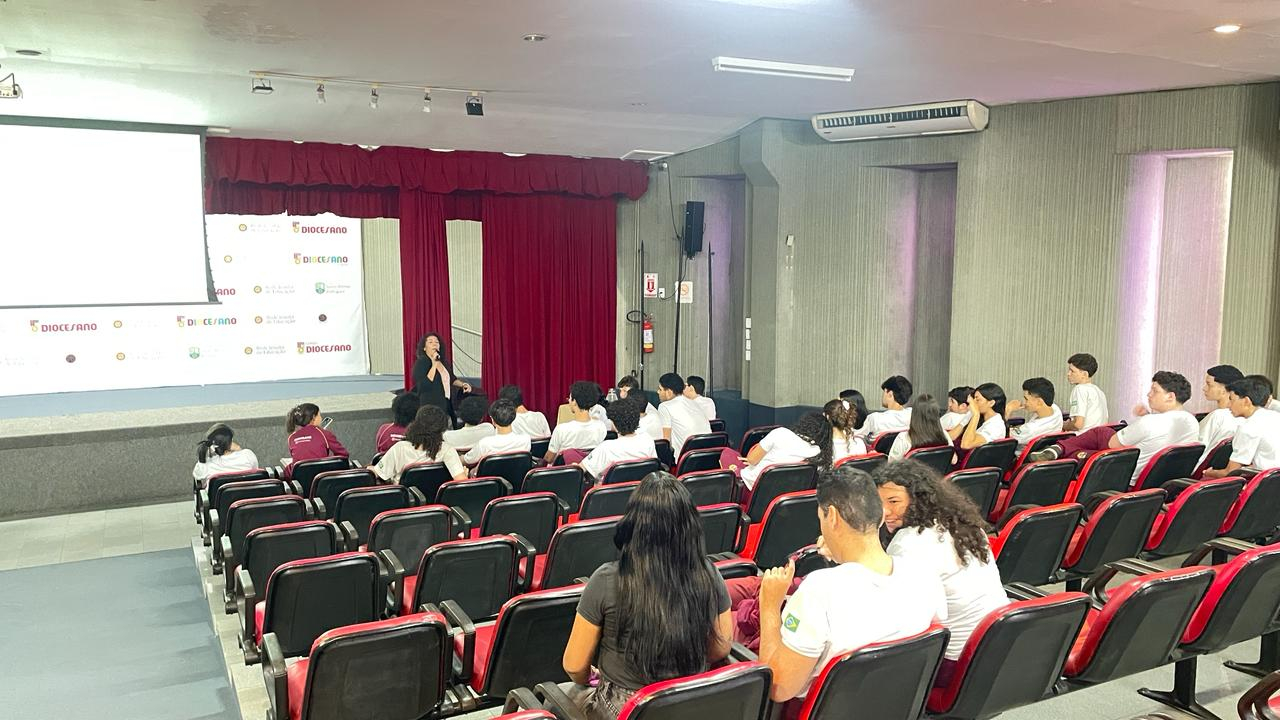 Professora da UFPI palestra sobre testes de medicamentos e cosméticos em animais para estudantes do Ensino Médio
