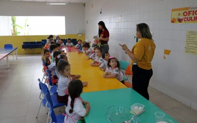 Turmas do Infantil 3 participam de oficina culinária com biscoitos de erva-doce no Laboratório Sempre