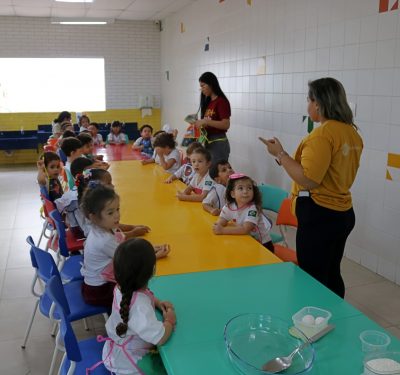 Turmas do Infantil 3 participam de oficina culinária com biscoitos de erva-doce no Laboratório Sempre