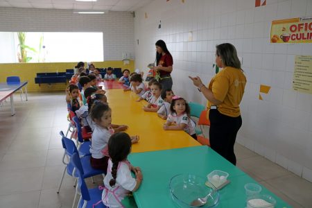 Turmas do Infantil 3 participam de oficina culinária com biscoitos de erva-doce no Laboratório Sempre