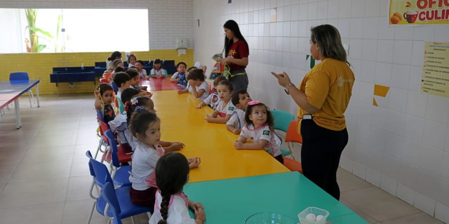 Turmas do Infantil 3 participam de oficina culinária com biscoitos de erva-doce no Laboratório Sempre