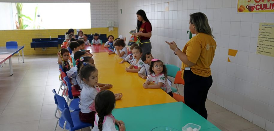 Turmas do Infantil 3 participam de oficina culinária com biscoitos de erva-doce no Laboratório Sempre